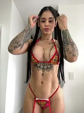 Snapshot of LaraHenao chatting on February 14, 2025, 12:36 pm LaraHenao online show from February 14, 2025, 12:36 pm