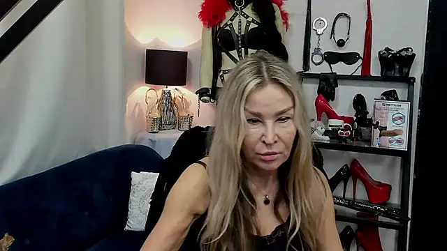 Snapshot of crystaLUX chatting on December 17, 2024, 7:29 am crystaLUX online show from December 17, 2024, 7:29 am