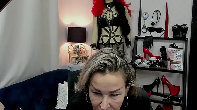 Snapshot of crystaLUX chatting on January 5, 2025, 7:38 am crystaLUX online show from January 5, 2025, 7:38 am