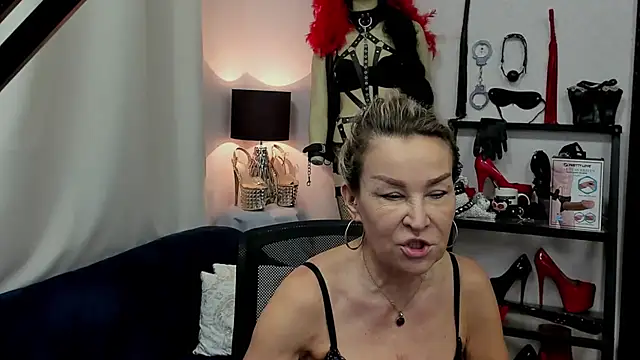 Snapshot of crystaLUX chatting on January 7, 2025, 5:33 am crystaLUX online show from January 7, 2025, 5:33 am