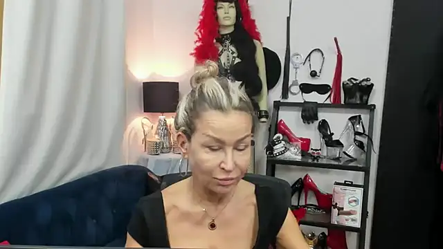 Snapshot of crystaLUX chatting on October 7, 2025, 4:31 am crystaLUX online show from October 7, 2025, 4:31 am