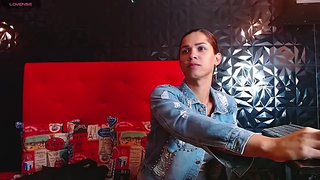 PINK  LOLA1 online show from February 5, 2025, 10:33 pm