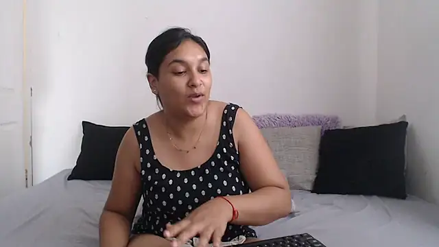 Snapshot of Indianbloom- chatting on January 1, 2025, 8:13 am Indianbloom- online show from January 1, 2025, 8:13 am
