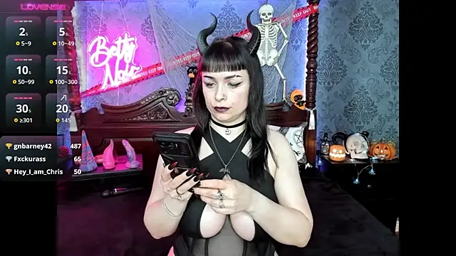 Snapshot of BettyNoir chatting on October 21, 2025, 7:36 pm BettyNoir online show from October 21, 2025, 7:36 pm