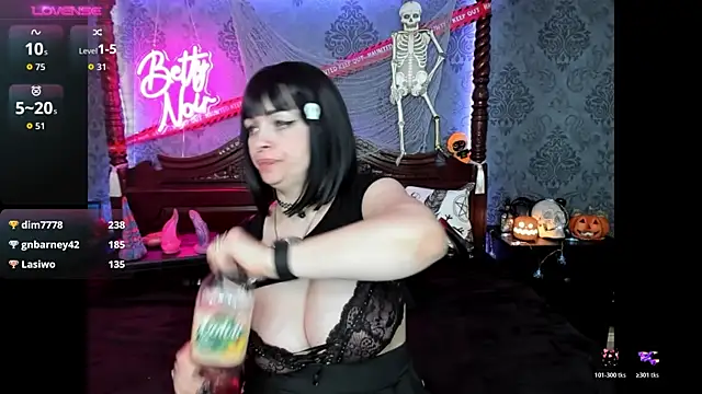 Snapshot of BettyNoir chatting on October 25, 2025, 9:31 pm BettyNoir online show from October 25, 2025, 9:31 pm