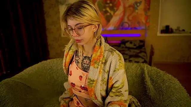 Snapshot of Allison_Cuty chatting on February 15, 2025, 11:36 pm Allison Cuty online show from February 15, 2025, 11:36 pm