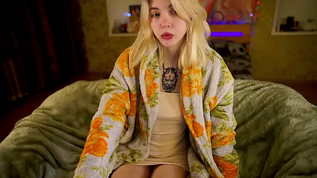 Snapshot of Allison_Cuty chatting on February 18, 2025, 7:19 pm Allison Cuty online show from February 18, 2025, 7:19 pm