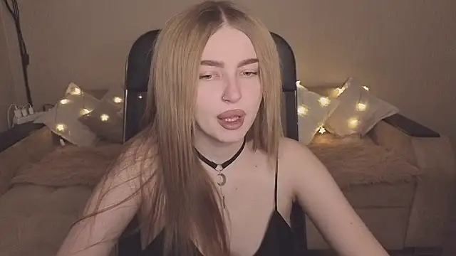 ViolettaLopez online show from November 28, 2025, 12:08 pm