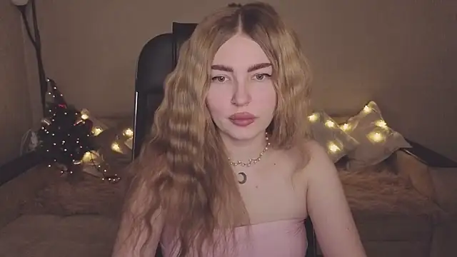Snapshot of ViolettaLopez chatting on December 19, 2025, 12:23 pm ViolettaLopez online show from December 19, 2025, 12:23 pm