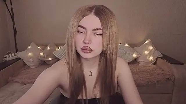 Snapshot of ViolettaLopez chatting on March 28, 2026, 2:27 pm ViolettaLopez online show from March 28, 2026, 2:27 pm
