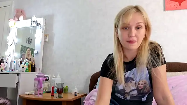 Snapshot of ModelEva chatting on October 7, 2025, 9:06 am ModelEva online show from October 7, 2025, 9:06 am