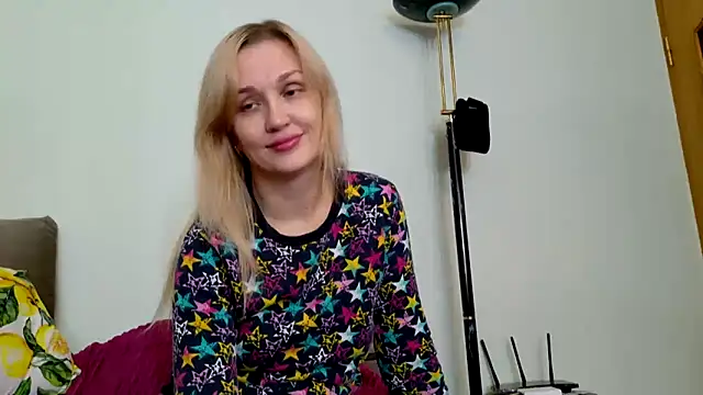 Snapshot of ModelEva chatting on November 22, 2025, 10:58 am ModelEva online show from November 22, 2025, 10:58 am