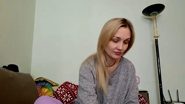 Snapshot of ModelEva chatting on December 2, 2025, 10:20 am ModelEva online show from December 2, 2025, 10:20 am