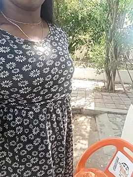 Snapshot of Dhiyapink chatting on February 5, 2026, 5:56 am Dhiyapink online show from February 5, 2026, 5:56 am