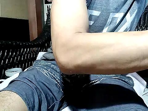 HungHawaiian808xh online show from December 5, 2024, 8:00 pm