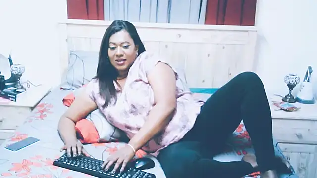 Snapshot of Indianlust69 chatting on October 6, 2025, 5:27 am Indianlust69 online show from October 6, 2025, 5:27 am