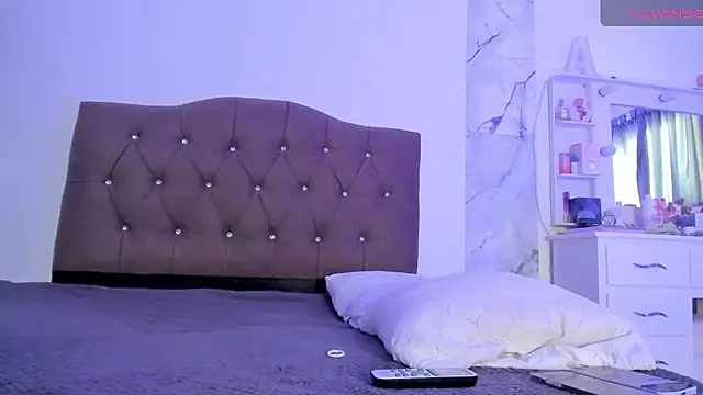 alysson 18 online show from April 8, 2026, 3:01 pm