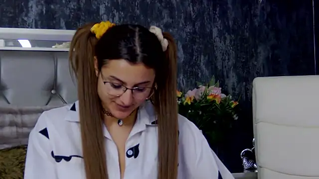 Snapshot of NicolePlay chatting on December 11, 2024, 8:26 am NicolePlay online show from December 11, 2024, 8:26 am