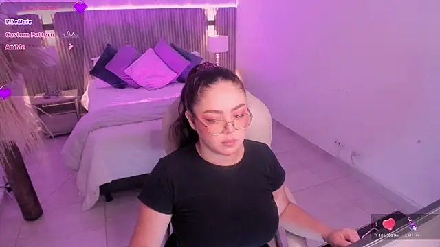 Snapshot of emmy_walker chatting on November 6, 2025, 11:00 am emmy walker online show from November 6, 2025, 11:00 am