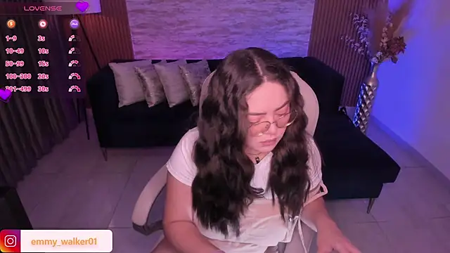 Snapshot of emmy_walker chatting on December 4, 2025, 11:08 am emmy walker online show from December 4, 2025, 11:08 am