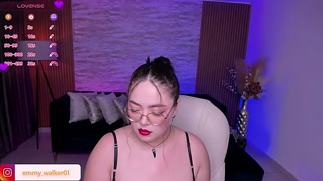 Snapshot of emmy_walker chatting on December 15, 2025, 11:03 am emmy walker online show from December 15, 2025, 11:03 am