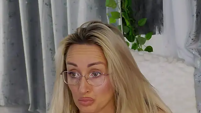 Snapshot of IsabelleEthan chatting on November 23, 2025, 1:16 am IsabelleEthan online show from November 23, 2025, 1:16 am