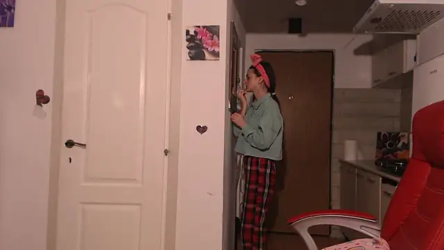 simyhvn online show from April 8, 2026, 4:12 am