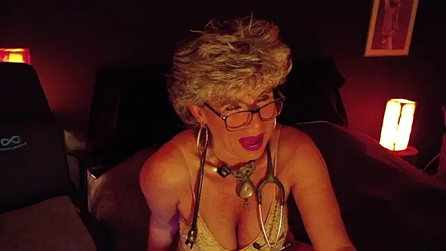 Snapshot of milfettefab chatting on February 17, 2026, 12:40 am milfettefab online show from February 17, 2026, 12:40 am