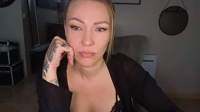 Snapshot of Sacha-xx chatting on February 19, 2026, 8:43 am Sacha-xx online show from February 19, 2026, 8:43 am