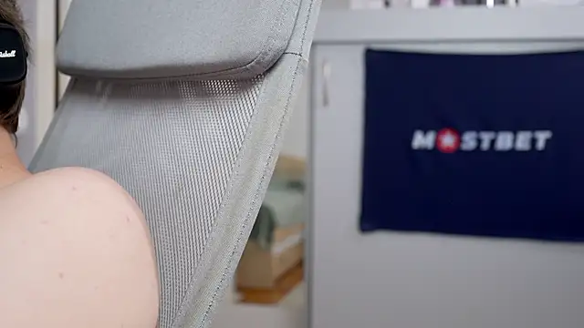 foxeslovefoxes online show from December 20, 2024, 12:16 pm