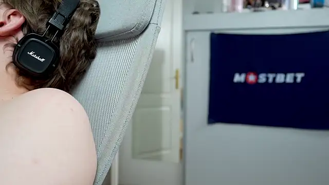 foxeslovefoxes online show from January 7, 2025, 12:09 pm