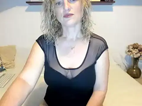 Snapshot of Jadore_able chatting on December 13, 2024, 2:43 am Jadore able online show from December 13, 2024, 2:43 am