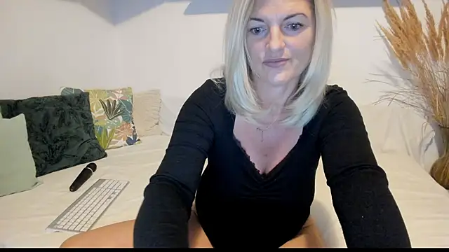 Snapshot of Jadore_able chatting on September 27, 2025, 1:43 am Jadore able online show from September 27, 2025, 1:43 am