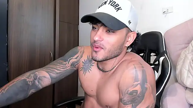 Snapshot of Alessandro_Vanni chatting on December 7, 2024, 1:07 pm Alessandro Vanni online show from December 7, 2024, 1:07 pm