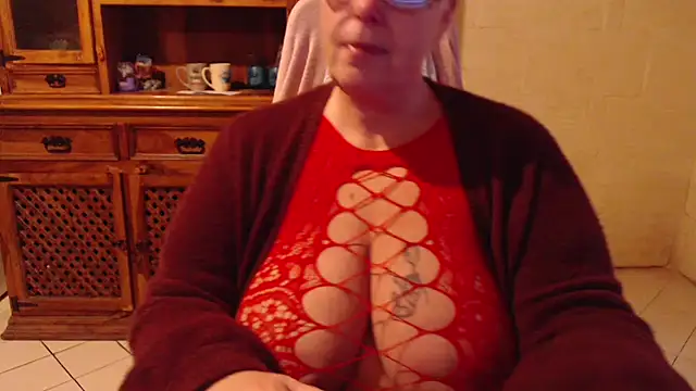 MISS LINDAH online show from April 1, 2026, 5:08 am