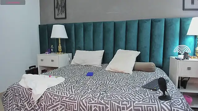 Snapshot of Karol_fenixx chatting on February 3, 2025, 7:51 am Karol fenixx online show from February 3, 2025, 7:51 am