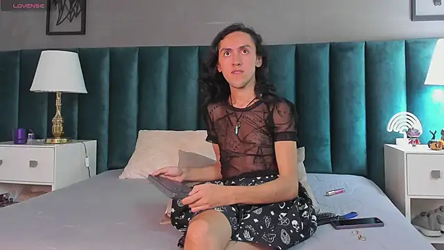 Snapshot of Karol_fenixx chatting on February 14, 2025, 2:23 pm Karol fenixx online show from February 14, 2025, 2:23 pm