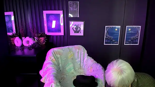 Snapshot of CarmenSoft chatting on December 21, 2025, 8:49 pm CarmenSoft online show from December 21, 2025, 8:49 pm