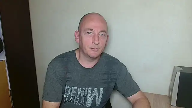 Snapshot of Johan___Barker chatting on December 15, 2025, 1:04 pm Johan Barker online show from December 15, 2025, 1:04 pm