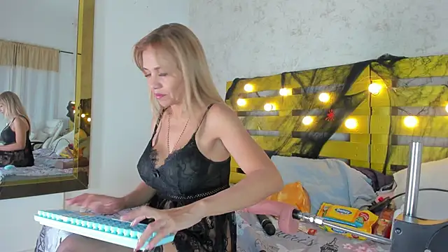 Snapshot of elena_mature chatting on October 29, 2025, 1:02 pm elena mature online show from October 29, 2025, 1:02 pm