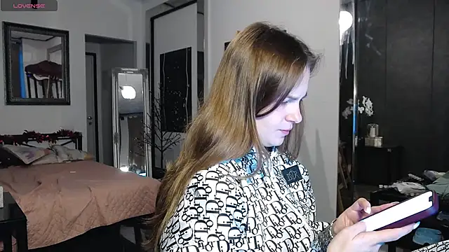 CindyJonson online show from December 17, 2025, 6:19 am