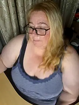 Snapshot of Iceprincess2bad4u chatting on December 20, 2025, 6:26 pm Iceprincess2bad4u online show from December 20, 2025, 6:26 pm