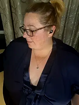 Snapshot of Iceprincess2bad4u chatting on February 3, 2026, 6:13 pm Iceprincess2bad4u online show from February 3, 2026, 6:13 pm