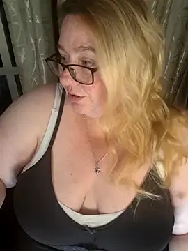 Snapshot of Iceprincess2bad4u chatting on February 9, 2026, 6:12 pm Iceprincess2bad4u online show from February 9, 2026, 6:12 pm