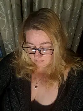 Snapshot of Iceprincess2bad4u chatting on March 3, 2026, 6:25 pm Iceprincess2bad4u online show from March 3, 2026, 6:25 pm