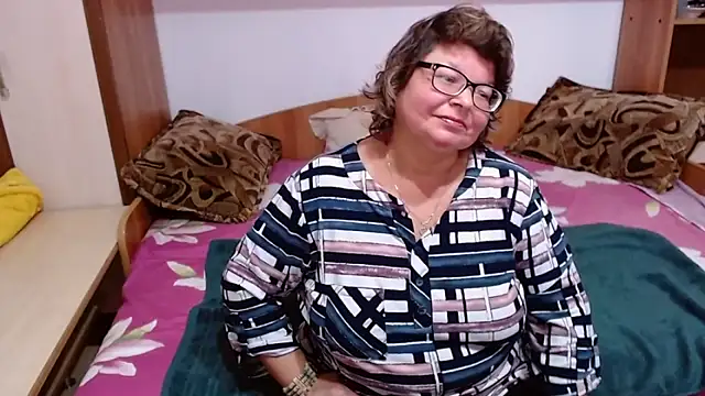 Snapshot of SweetMommaX chatting on October 16, 2025, 1:56 pm SweetMommaX online show from October 16, 2025, 1:56 pm