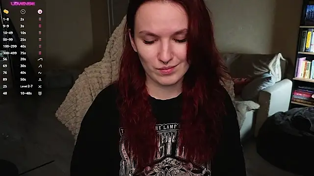 Snapshot of Val_lava chatting on March 5, 2026, 8:38 pm Val lava online show from March 5, 2026, 8:38 pm