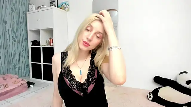 Snapshot of KenzieDawton chatting on April 20, 2026, 4:32 pm KenzieDawton online show from April 20, 2026, 4:32 pm