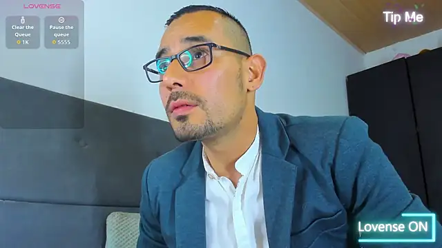 jhonyalzate2 online show from October 3, 2025, 2:08 am