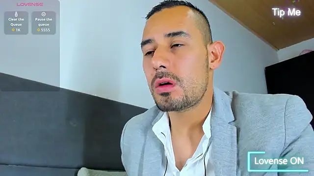 jhonyalzate2 online show from October 6, 2025, 1:47 am